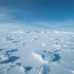 O maior deserto do mundo não é o Saara — e nem é de areia! Mostra que o deserto é definido pela baixa umidade, não pela areia — e que a Antártida é o maior deserto da Terra (com 14 milhões de km²!).