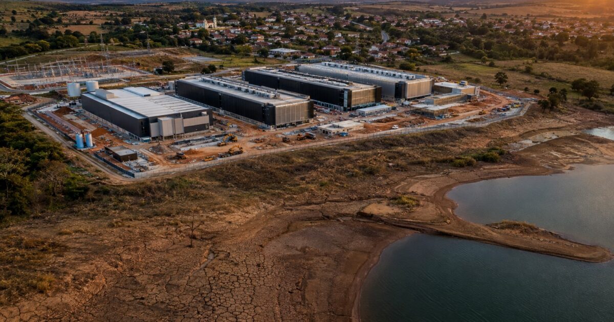 Data Center de IA em Paracatu Reacende Alerta Sobre Crise Hídrica 1 Data center em construção ao lado de reservatório de água em área rural, ilustrando a crise hídrica em Paracatu