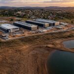 Data center em construção ao lado de reservatório de água em área rural, ilustrando a crise hídrica em Paracatu