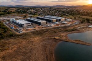 Data Center de IA em Paracatu Reacende Alerta Sobre Crise Hídrica 17 Data center em construção ao lado de reservatório de água em área rural, ilustrando a crise hídrica em Paracatu