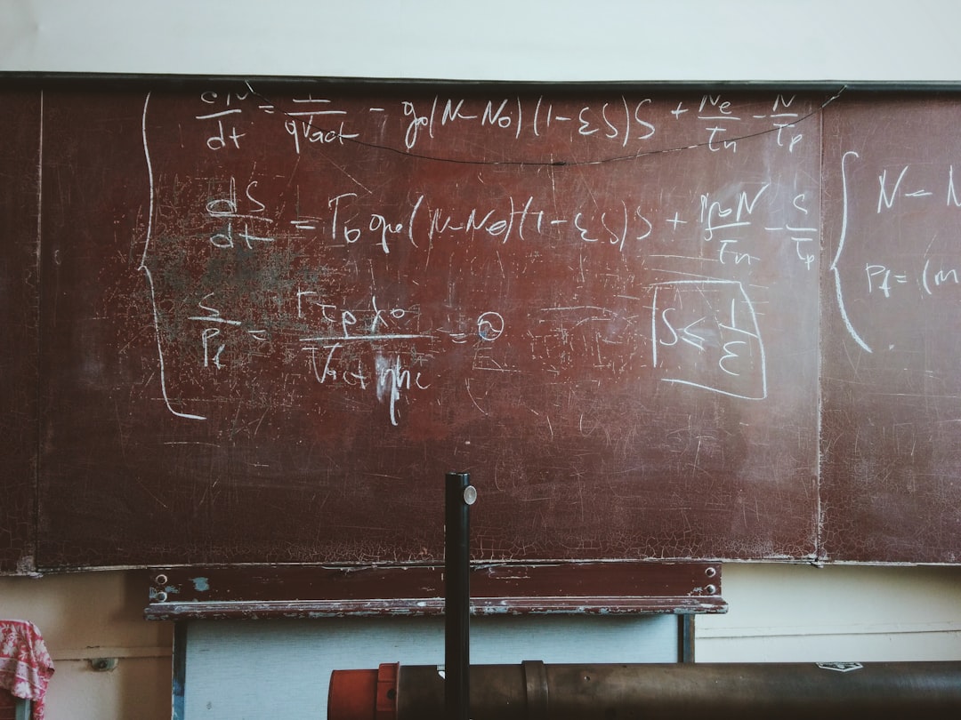 Equações escritas em um quadro-negro, representando a teoria quântica apresentada por Max Planck em 1900.