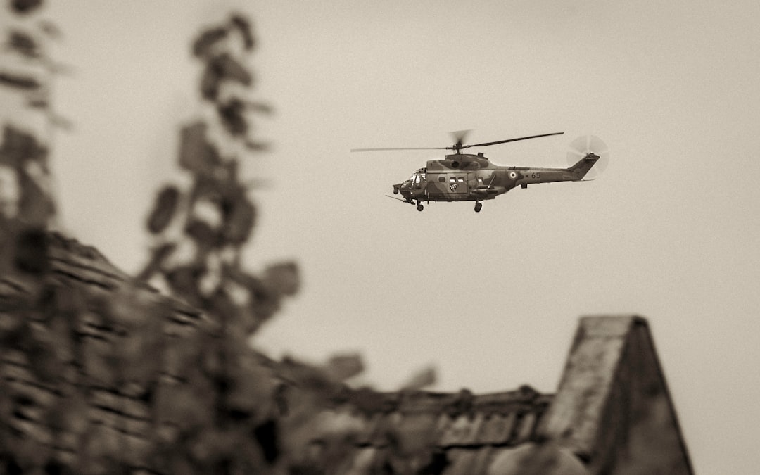 Helicóptero militar em voo, remetendo ao anúncio de Kennedy ampliando o apoio dos EUA ao Vietnã do Sul em 1961.