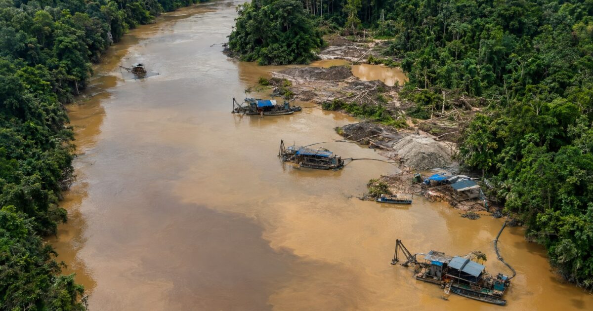 Mercúrio na Amazônia Ameaça 951 Comunidades, Aponta Novo Estudo 1 Rio amazônico com sedimentos revolvidos por garimpo ilegal, ilustrando a contaminação por mercúrio na Amazônia
