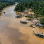 Rio amazônico com sedimentos revolvidos por garimpo ilegal, ilustrando a contaminação por mercúrio na Amazônia