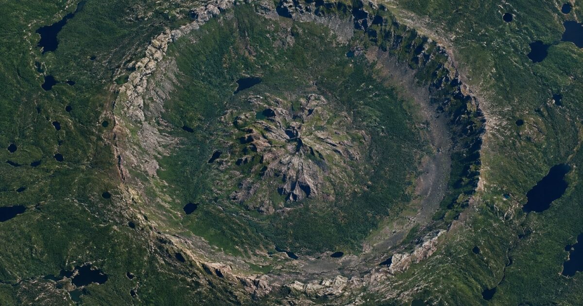 Cratera de Impacto no Quebec Revela Segredo Geológico de 390 Milhões de Anos 1 Vista aérea da cratera de impacto de 390 milhões de anos no Quebec, Canadá