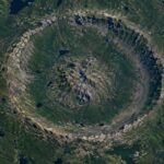 Vista aérea da cratera de impacto de 390 milhões de anos no Quebec, Canadá