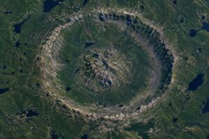 Cratera de Impacto no Quebec Revela Segredo Geológico de 390 Milhões de Anos 17 Vista aérea da cratera de impacto de 390 milhões de anos no Quebec, Canadá