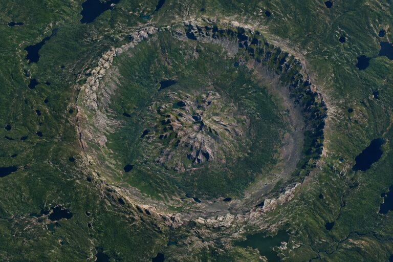 Vista aérea da cratera de impacto de 390 milhões de anos no Quebec, Canadá