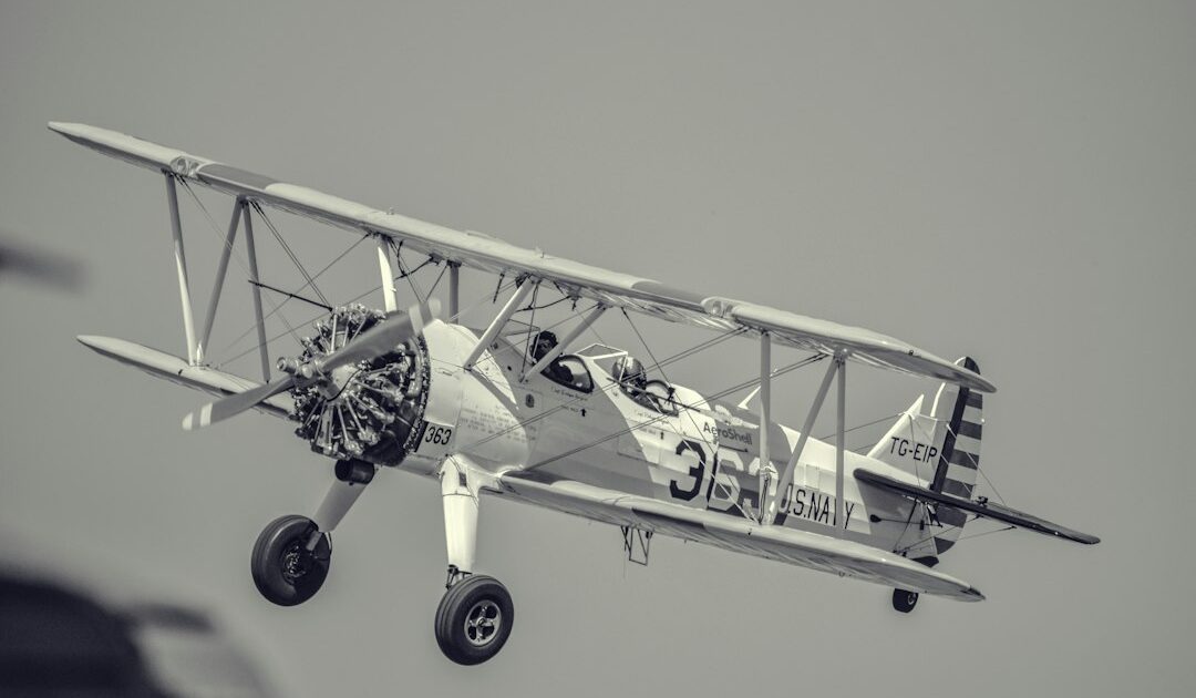 Voo do 14-Bis completa 120 anos em Paris 1 Biplano antigo em preto e branco, lembrando a aviação pioneira do início do século 20