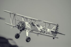 Voo do 14-Bis completa 120 anos em Paris 15 Biplano antigo em preto e branco, lembrando a aviação pioneira do início do século 20