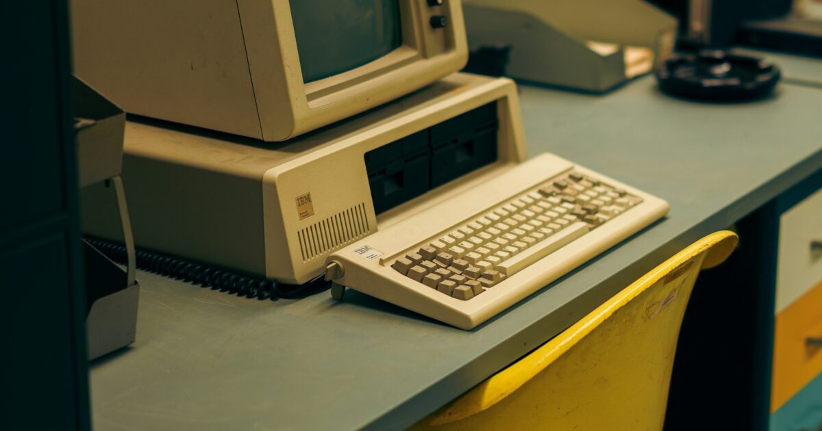 primeira mensagem da internet completa 57 anos 1 Computador antigo que remete à época da primeira mensagem da internet, em 1969