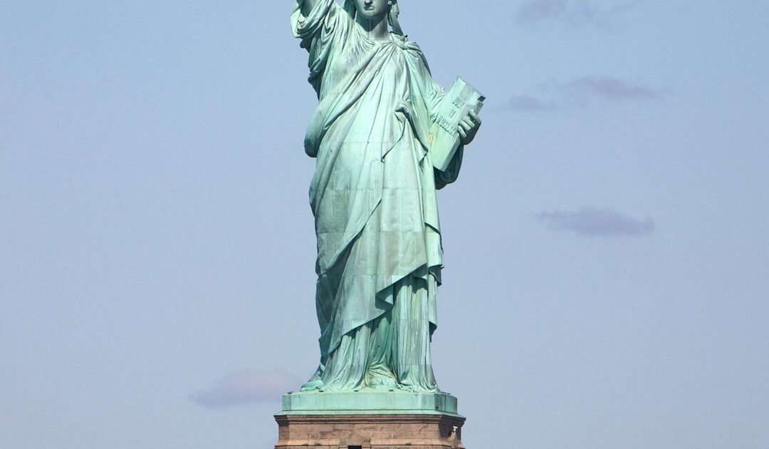 Estátua da Liberdade em Nova York, vista frontal com o céu ao fundo