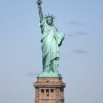 Estátua da Liberdade em Nova York, vista frontal com o céu ao fundo