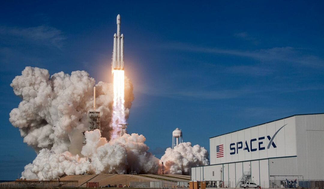carro voador da Tesla usa tecnologia da SpaceX 1 Foguete da SpaceX decolando durante o dia, tecnologia usada também no Tesla Roadster