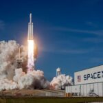 Foguete da SpaceX decolando durante o dia, tecnologia usada também no Tesla Roadster