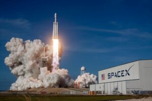Foguete da SpaceX decolando durante o dia, tecnologia usada também no Tesla Roadster