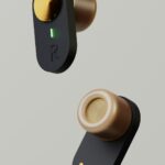 Fones de ouvido sem fio no ar, representando o novo design do Galaxy Buds On