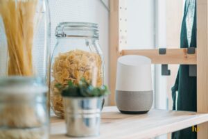 HomePad da Apple chega em 13 de outubro com hub para casa 17 Hub de casa inteligente sobre uma estante branca, lembrando o segmento que a Apple deve explorar com o HomePad