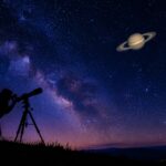 Ilustração de Saturno visível no céu noturno durante a oposição de outubro de 2026, com observador usando telescópio