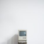 Monitor CRT antigo desligado, símbolo da era da internet em que o Orkut fez sucesso no Brasil