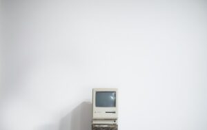 Monitor CRT antigo desligado, símbolo da era da internet em que o Orkut fez sucesso no Brasil