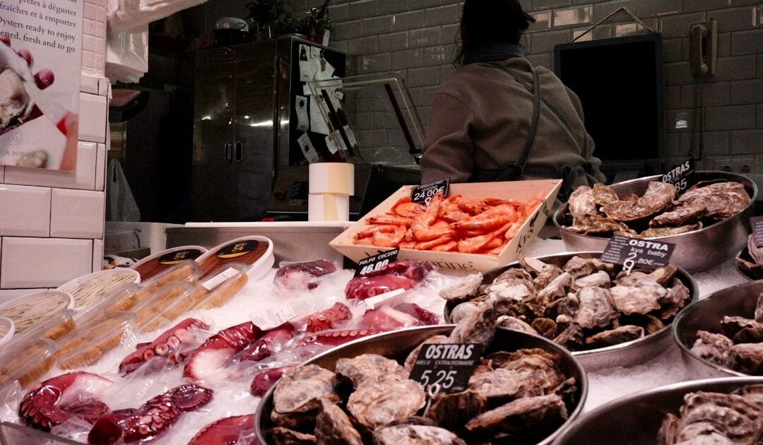 Tubarão-anjo é vendido no RS mesmo com proibição do Ibama 1 Peixes frescos expostos no gelo em um mercado, representando a venda de pescado em peixarias