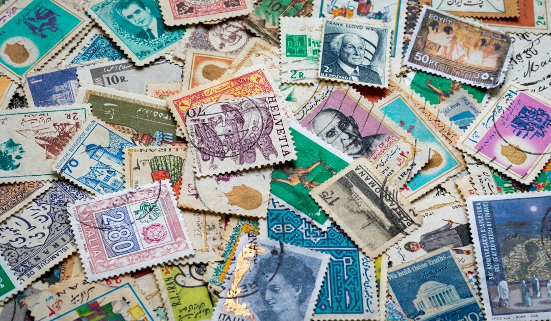 Selos postais variados, símbolo do Dia Mundial do Correio