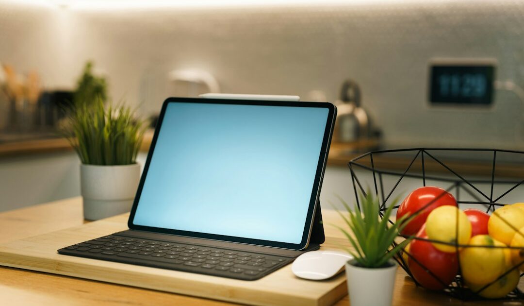 Apple HomeView chega, mas ainda não vem ao Brasil 1 Tablet sobre bancada de cozinha, lembrando o formato de tela do Apple HomeView