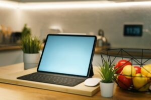 Tablet sobre bancada de cozinha, lembrando o formato de tela do Apple HomeView