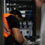 Técnico trabalhando em equipamento de servidor, simbolizando o dia do profissional de informática
